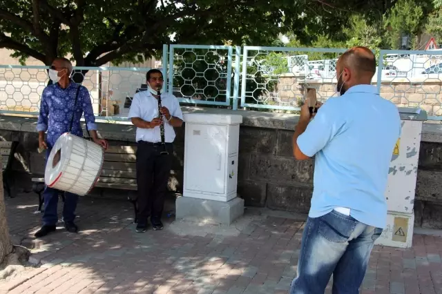 Eşinden boşandı, davul zurna ile kutladı