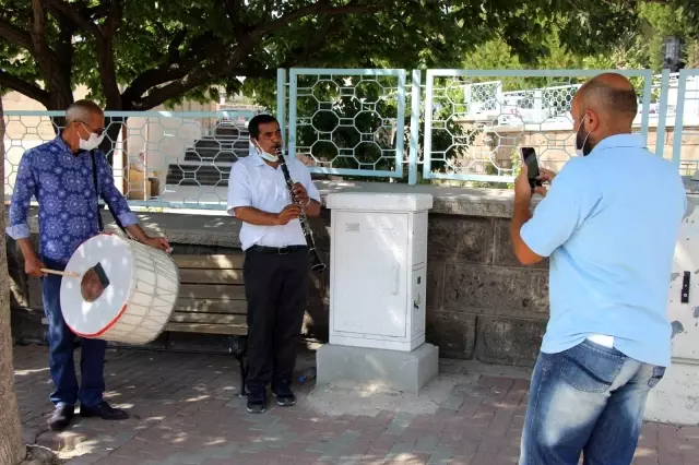 Eşinden boşandı, davul zurna ile kutladı