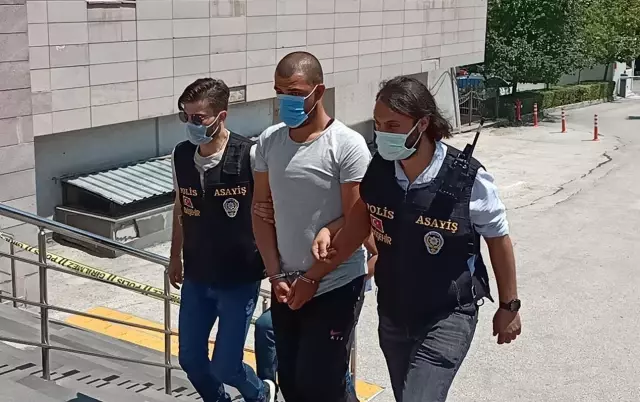 Eskişehir'de bir taksicinin parasını gasbettiği ileri sürülen zanlı yakalandı Eskişehir'de bir taksicinin parasını gasbettiği ileri sürülen zanlı yakalandı