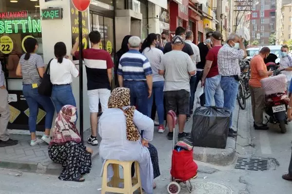 Eskişehir'de 'ucuz baklava' kuyruğu Eskişehir'de 'ucuz baklava' kuyruğu