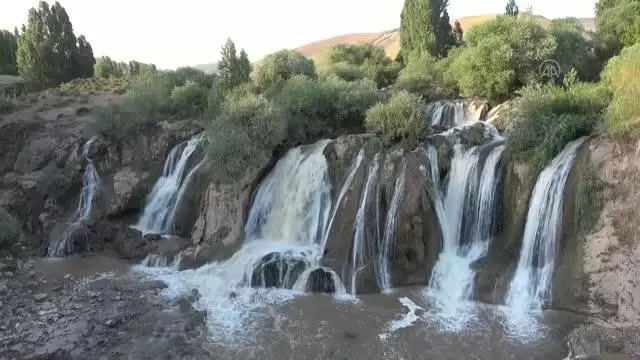 Etkili olan sağanak Muradiye Şelalesi'ni coşturdu Etkili olan sağanak Muradiye Şelalesi'ni coşturdu