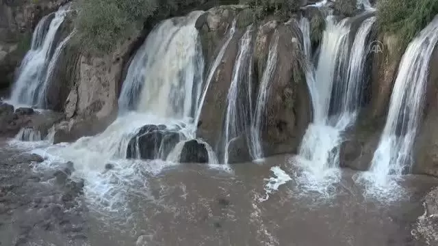Etkili olan sağanak Muradiye Şelalesi'ni coşturdu