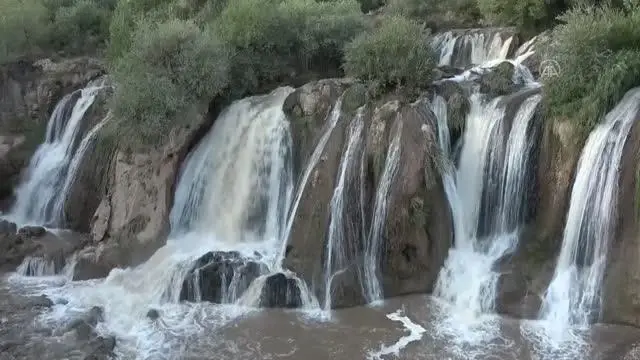Etkili olan sağanak Muradiye Şelalesi'ni coşturdu