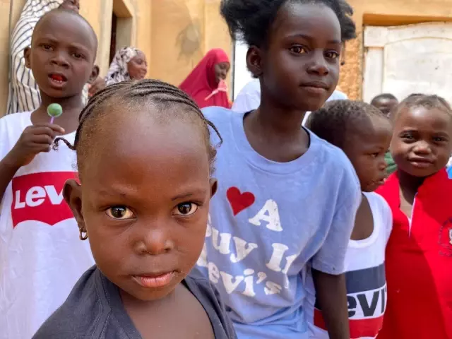 Fakirliğin pençesindeki Nijer'de çocukların yüzü Türkiye ile gülecekBayram öncesi Türk yardım kuruluşlarından Nijer'e çıkartmaTürkiye'nin Niamey... Fakirliğin pençesindeki Nijer'de çocukların yüzü Türkiye ile gülecekBayram öncesi Türk yardım kuruluşlarından Nijer'e çıkartmaTürkiye'nin Niamey...