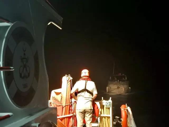 Fethiye açıklarında sürüklenen yattaki 2 kişi kurtarıldı Fethiye açıklarında sürüklenen yattaki 2 kişi kurtarıldı