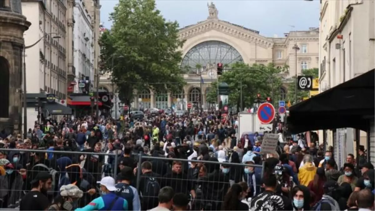 Fransa karıştı! Ülkeyi yangın yerine çeviren aşı karşıtları, bu kez de sağlık merkezini ateşe verdi