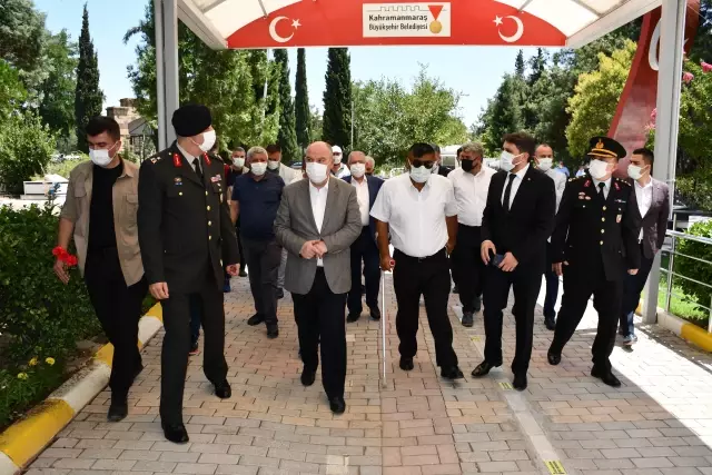 Son dakika gündem: KAHRAMANMARAŞ - Kurban Bayramı arifesinde şehitlik ziyaretleri Son dakika gündem: KAHRAMANMARAŞ - Kurban Bayramı arifesinde şehitlik ziyaretleri