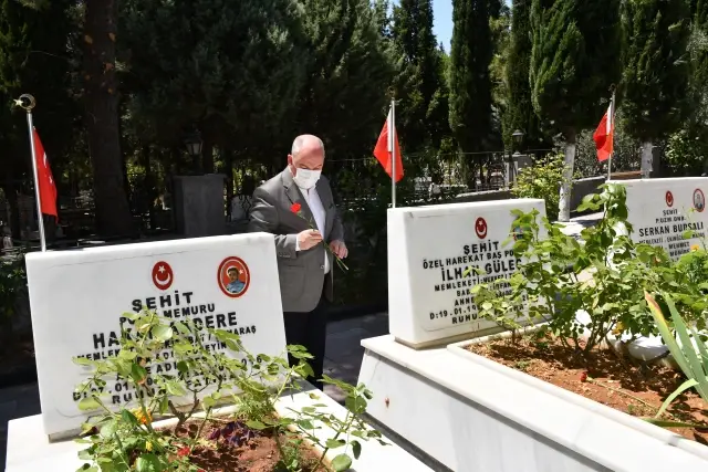 Son dakika gündem: KAHRAMANMARAŞ - Kurban Bayramı arifesinde şehitlik ziyaretleri