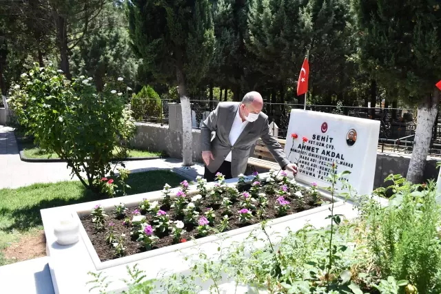 Son dakika gündem: KAHRAMANMARAŞ - Kurban Bayramı arifesinde şehitlik ziyaretleri