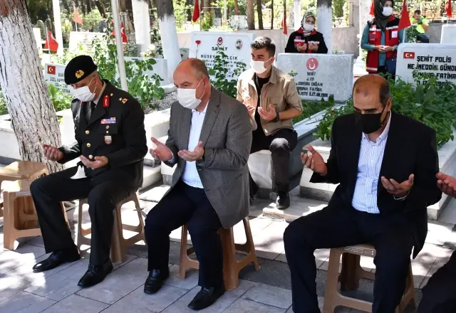 Son dakika gündem: KAHRAMANMARAŞ - Kurban Bayramı arifesinde şehitlik ziyaretleri