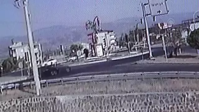GAZİANTEP - Cip ile otomobilin çarpışması güvenlik kamerasında