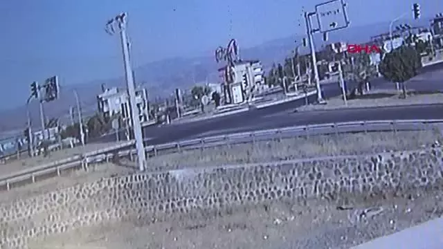 GAZİANTEP'TE 2 KARDEŞİN YARALANDIĞI KAZA KAMERADA GAZİANTEP'TE 2 KARDEŞİN YARALANDIĞI KAZA KAMERADA