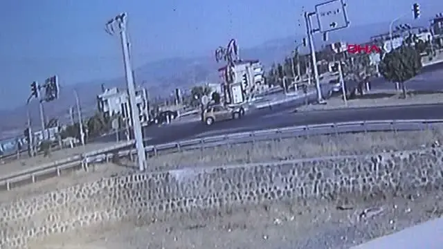 GAZİANTEP'TE 2 KARDEŞİN YARALANDIĞI KAZA KAMERADA