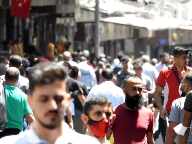 Çarşı ve pazarlarda bayram yoğunluğu