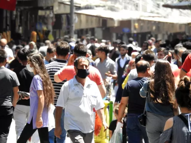 Çarşı ve pazarlarda bayram yoğunluğu