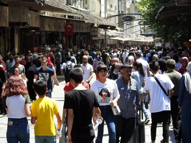 Çarşı ve pazarlarda bayram yoğunluğu