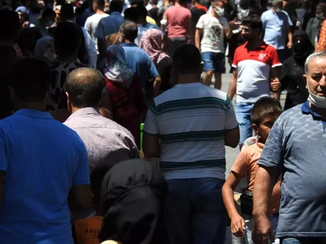 Çarşı ve pazarlarda bayram yoğunluğu
