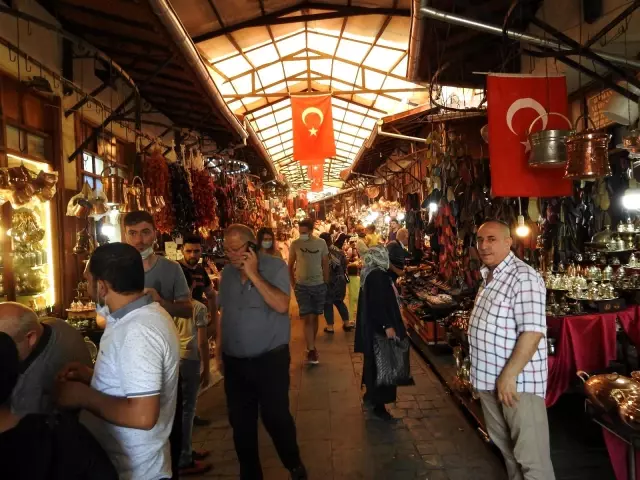 Çarşı ve pazarlarda bayram yoğunluğu