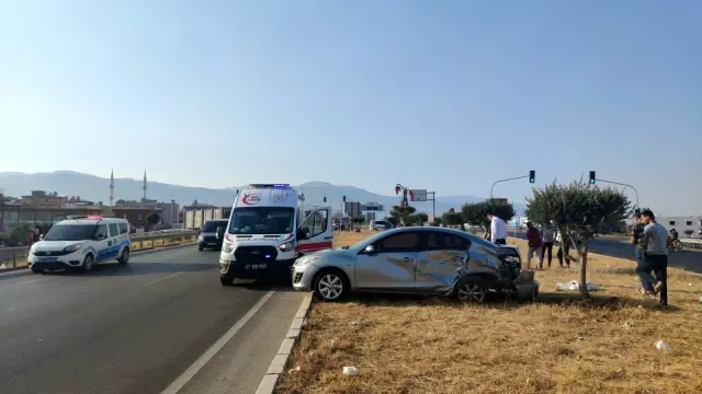 Gaziantep'te cip ile otomobil çarpıştı: 2 yaralı Gaziantep'te cip ile otomobil çarpıştı: 2 yaralı