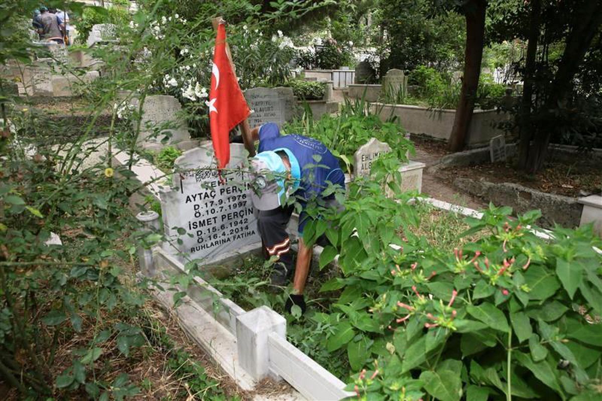 Gaziosmanpaşa'da mezarlıklarda bayram temizliği