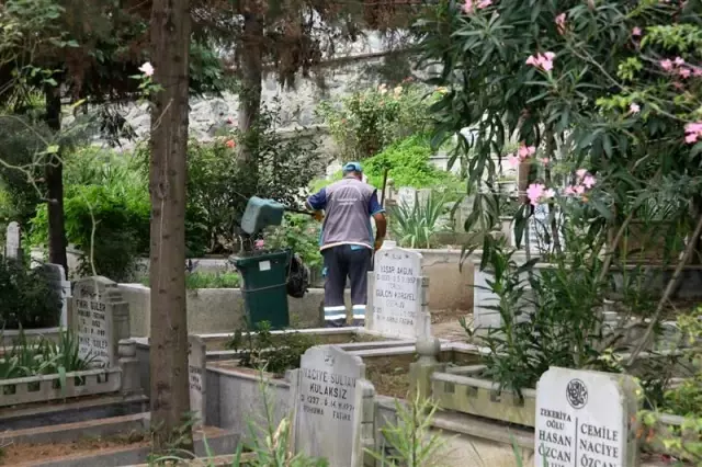 Gaziosmanpaşa'da mezarlıklarda bayram temizliği