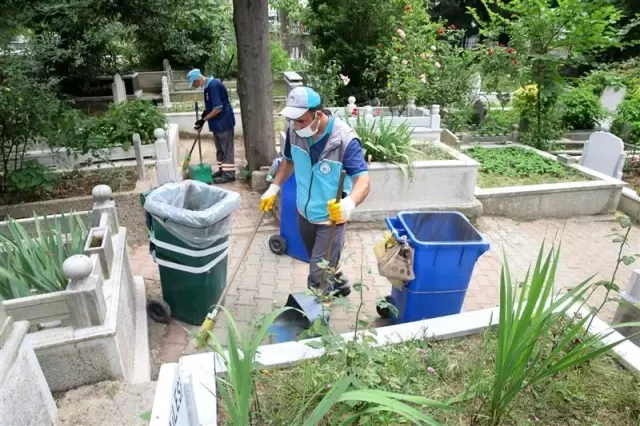 Gaziosmanpaşa'da mezarlıklarda bayram temizliği