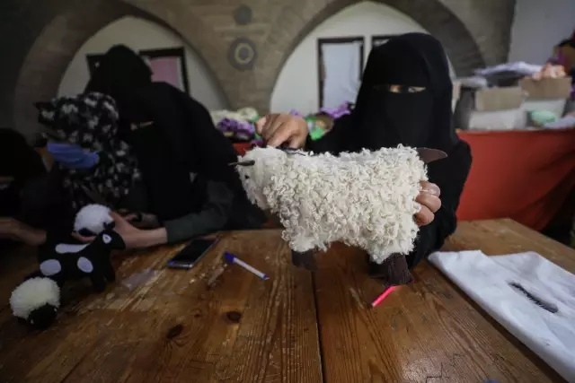 Gazze'de kadınların Kurban Bayramı öncesinde el işi oyuncak mesaisi Gazze'de kadınların Kurban Bayramı öncesinde el işi oyuncak mesaisi