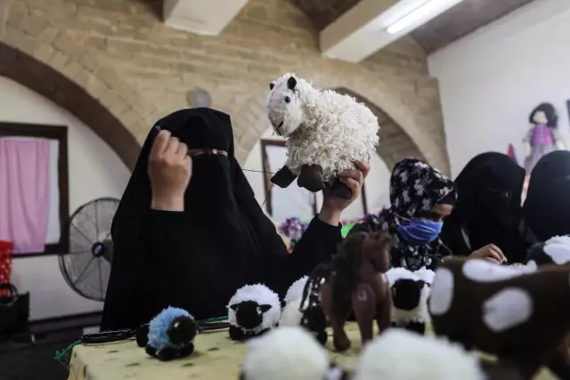 Gazze'de kadınların Kurban Bayramı öncesinde el işi oyuncak mesaisi