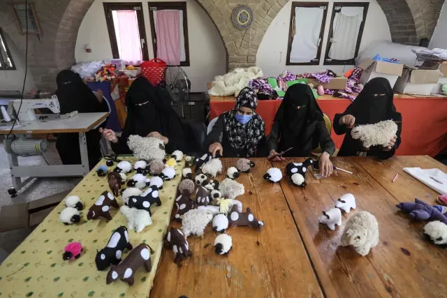 Gazze'de kadınların Kurban Bayramı öncesinde el işi oyuncak mesaisi