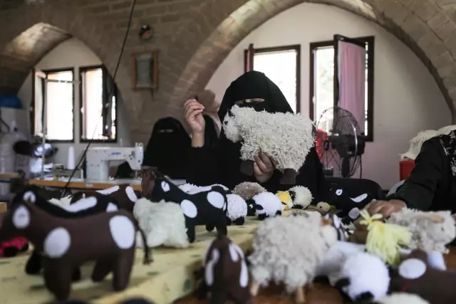 Gazze'de kadınların Kurban Bayramı öncesinde el işi oyuncak mesaisi