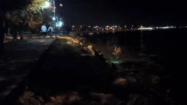 Gece yarısı denizde yürüyerek yengeç avına çıktı Gece yarısı denizde yürüyerek yengeç avına çıktı