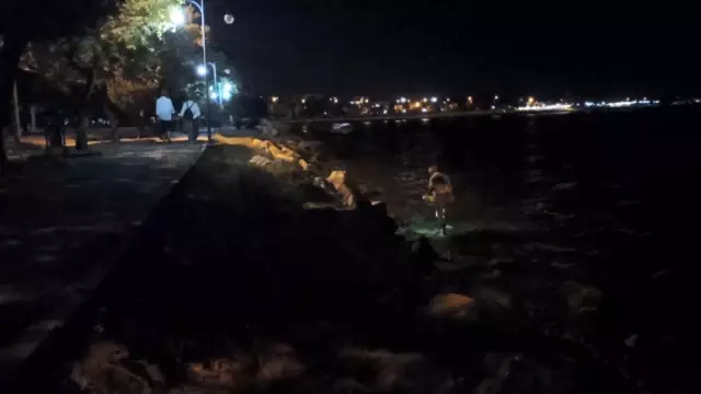 Gece yarısı denizde yürüyerek yengeç avına çıktı
