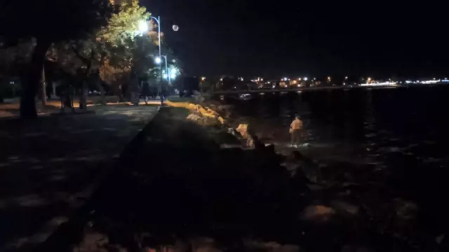 Gece yarısı denizde yürüyerek yengeç avına çıktı