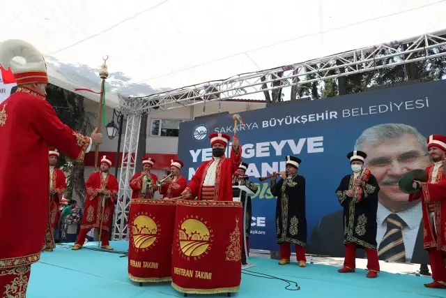 Geyve Meydanı törenle hizmete açıldı