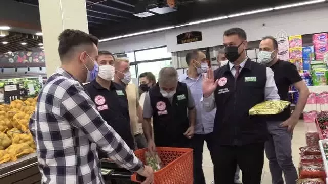 Gıda denetimi yapan ekipler vatandaşlara iki dilde uyarılarda bulundu