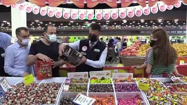 Gıda denetimi yapan ekipler vatandaşlara iki dilde uyarılarda bulundu
