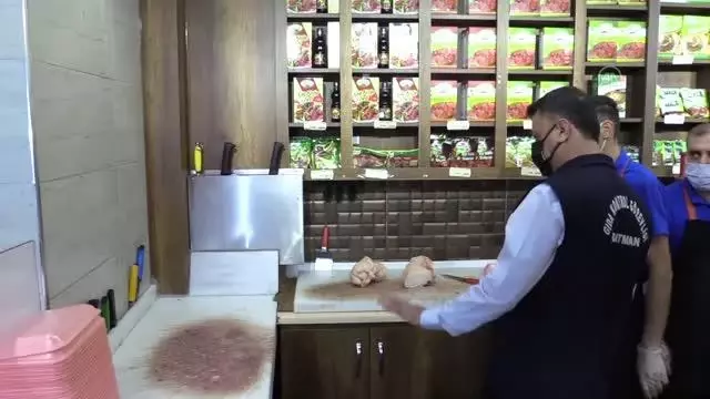 Gıda denetimi yapan ekipler vatandaşlara iki dilde uyarılarda bulundu