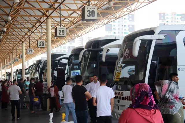 DİYARBAKIR - Güneydoğu'daki otogarlarda Kurban Bayramı hareketliliği yaşanıyor