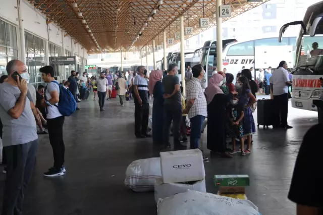 DİYARBAKIR - Güneydoğu'daki otogarlarda Kurban Bayramı hareketliliği yaşanıyor