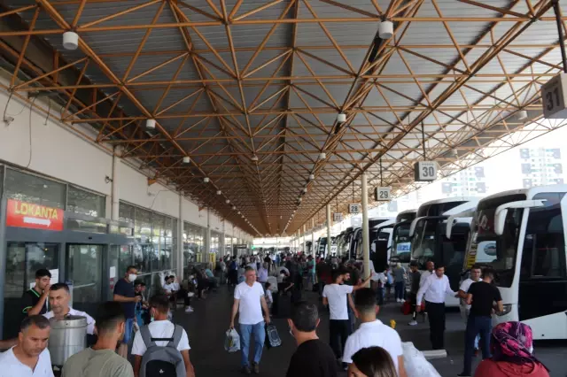 DİYARBAKIR - Güneydoğu'daki otogarlarda Kurban Bayramı hareketliliği yaşanıyor