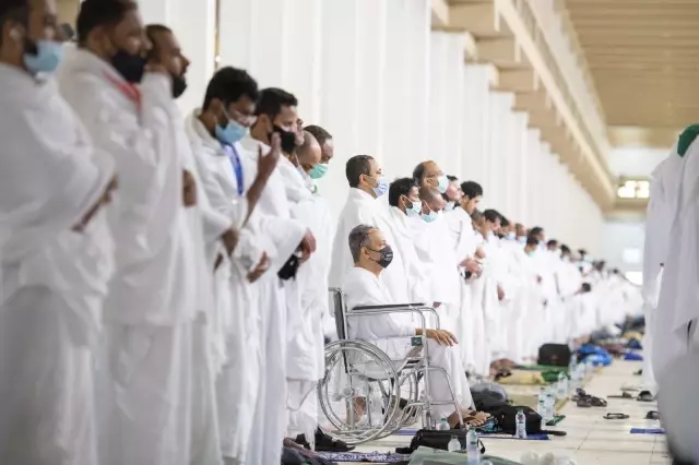 Hacı Adayları Arafat'ta öğlen namazını kıldı Hacı Adayları Arafat'ta öğlen namazını kıldı