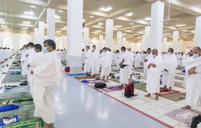 Hacı Adayları Arafat'ta öğlen namazını kıldı