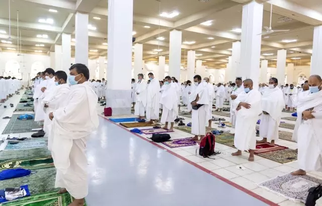 Hacı Adayları Arafat'ta öğlen namazını kıldı