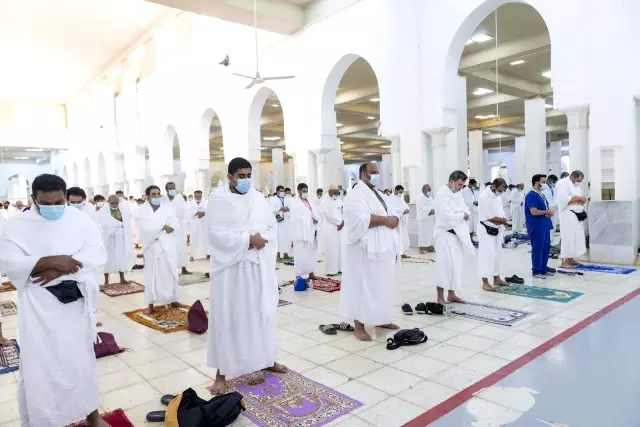 Hacı Adayları Arafat'ta öğlen namazını kıldı