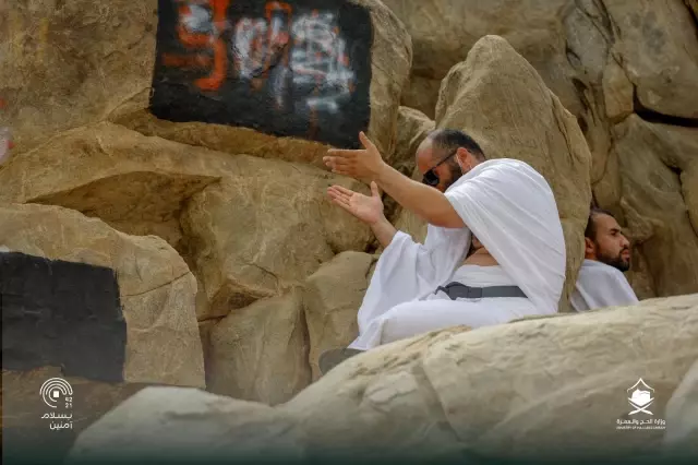 Hacı adayları Arafat'ta vakfe yaptı