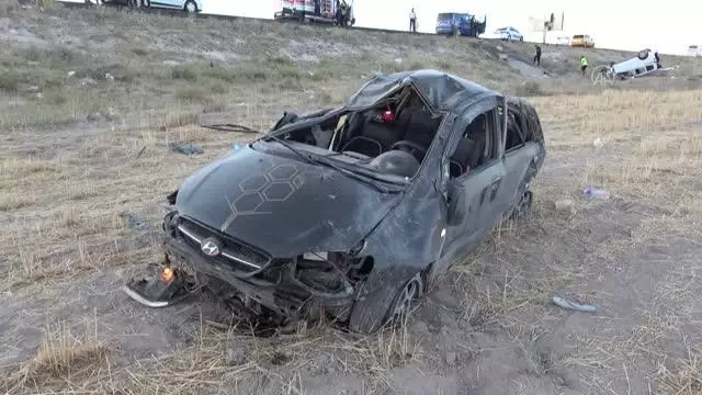 Hafif ticari araç ile otomobil çarpıştı: 2 ölü, 7 yaralı