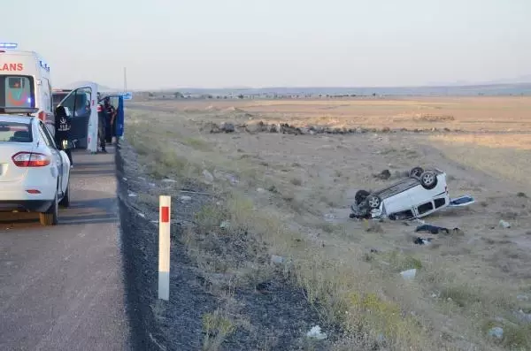 Hafif ticari araç ile otomobil çarpıştı: 2 ölü, 7 yaralı