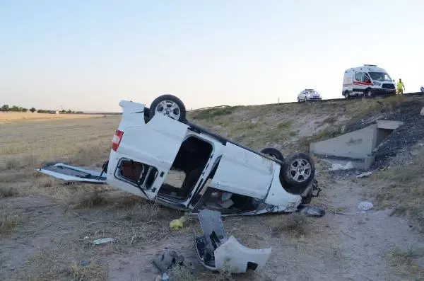 Hafif ticari araç ile otomobil çarpıştı: 2 ölü, 7 yaralı