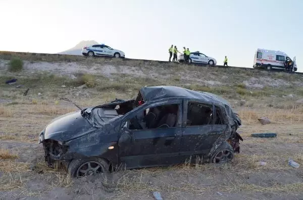 Hafif ticari araç ile otomobil çarpıştı: 2 ölü, 7 yaralı