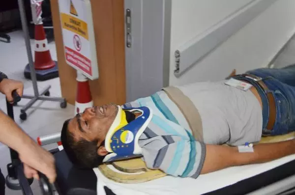 Hafif ticari araç ile otomobil çarpıştı: 2 ölü, 7 yaralı